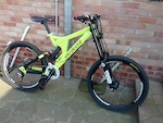 07 big hit, 09 888rcv with integrated stem, 07 marz roco wc, 200 m4 front, 180 c2 rear. nukeproof wheels, nukeproof handlebars. raceface ride dh crank/bb, selle italia seat. gamut chain device.